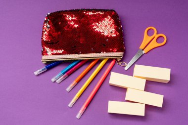 Mor arkaplandaki keçeli kalemle boyanmış kalem, metin için yaratıcı kopya alanı, konsept cihazsız dijital detoks