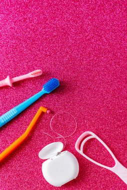 Diş fırçası, diş ipi ve dil kazıyıcı ile arkaplanda yazılar için yaratıcı kopya alanı, sağlıklı oral konsept