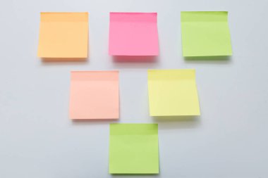 Renkli Boş Yapıştırma Yapıştırması İzole edilmiş Beyaz Duvara Yapıştırılmış Metin için Yaratıcı Kopyalama Boşluğu