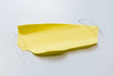 İzole edilmiş beyaz zemin üzerine buruşmuş eski sarı kağıt, yırtık kenarlı eski bantlanmış kağıtlar ve metin için kopyalama alanı