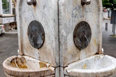 Podgorica, Karadağ, 26 Ocak 2026, şehir sokaklarındaki şehir manzarası çeşmesinden akan su