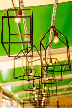 Modern iç tasarımın ayrıntıları. İçerideki odada yanan elektrik lambaları.