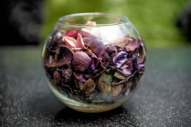 Çiçek yaprakları cam vazoda bitki örtüsü İç dekorasyon dekorasyonu