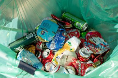 Karadağ Bar, 31 Ocak 2026, geri dönüşüm için eski alüminyum kutuları toplayan konteyner