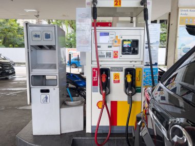 Bangsar, Kuala Lumpur, Malezya - 10 Aralık 2025: Bir benzin istasyonunda yakıt ikmali yapılan bir araba