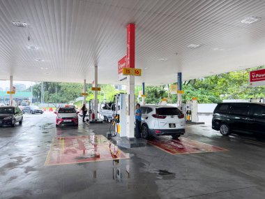 Bangsar, Kuala Lumpur, Malezya - 10 Aralık 2025: Bir benzin istasyonunda yakıt ikmali yapılan bir araba