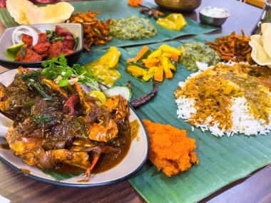 Yemek, yemek, Asya mutfağı, özellikle Güney Hindistan veya Malezya / Hint füzyonu. Bu bölgelerde yaygın olarak yengeç köri ya da yengeç maşasıdır..