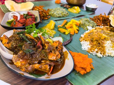 Yemek, yemek, Asya mutfağı, özellikle Güney Hindistan veya Malezya / Hint füzyonu. Bu bölgelerde yaygın olarak yengeç köri ya da yengeç maşasıdır..