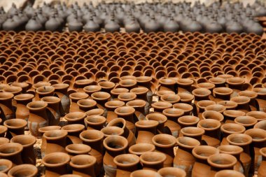 Büyük miktarlarda dizilmiş el yapımı kil kaplar. Geleneksel çömlekçilik, seramik işçilik, yineleme kalıbı ve zanaat geçmişi.