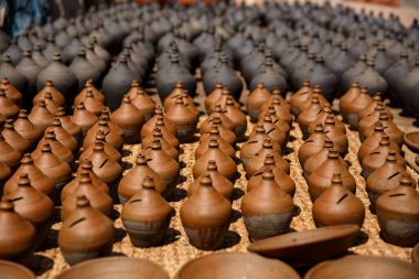 Açık havada el yapımı kil lambaların kuruması, Nepal 'deki yerel sanatçılar tarafından yapılan geleneksel terasotta çömlekleri..