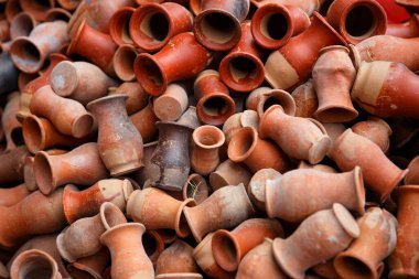 Katmandu, Nepal 'deki yerel bir pazarda el yapımı kil bardaklar ve doğal terakotta dokusuna sahip küçük kaplar..