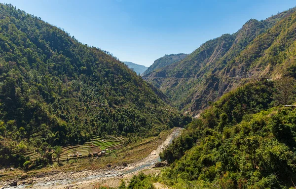 Himalaya 'nın Pokhara yakınlarındaki dağ vadisi, Nepal, nehir ve teraslı manzaralı manzara, Himalayalar' da seyahat yeri.