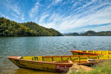 Pokhara, Nepal 'deki Phewa Gölü' nde renkli ahşap botlar, manzaralı dağ manzarası ve Himalayalar 'da popüler seyahat yerleri..
