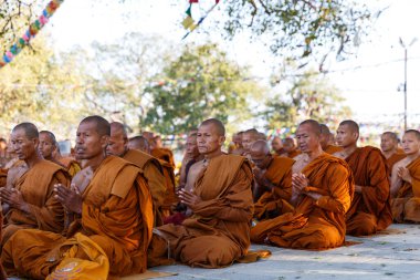 Budist rahipler 10 Mart 2015 'te Nepal' de Buda 'nın doğduğu yer olan Lumbini' deki UNESCO Dünya Mirası Alanında namaz kılıyorlar..