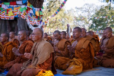 Budist rahipler 10 Mart 2015 'te Lumbini, Nepal' de dini tören sırasında dua ediyorlar. Kutsal Budist hac alanında toplu meditasyon ve ruhani ayin.
