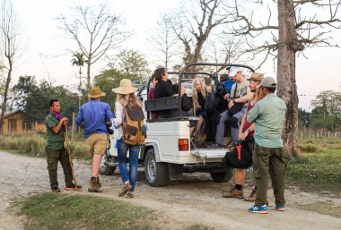 Chitwan Ulusal Parkı, Nepal 9 Mart 2015: Güney Nepal 'de yerel rehberle sabah jip safarisine hazırlanan turistler.