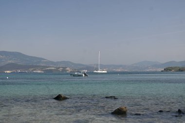 Plaza od vulkanske lave i male jedrilice