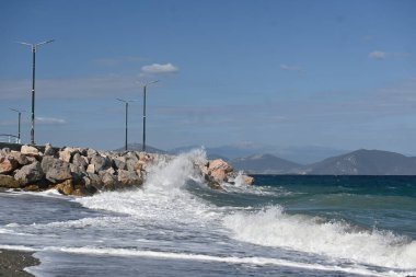 Veliki taladi udaraju o hridi u blizini pristanista