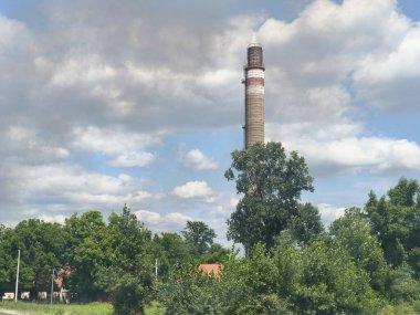 Stari nekorisceni dimnjak u fabrici koja ne radi