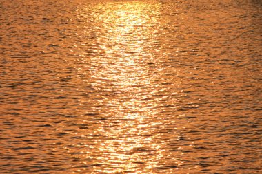 Odsjaj izlazeeg sunca na povrini mora