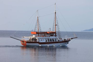 Predivan brod koji klizi mirnim morem