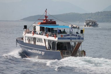 Turistiki brod na puini vraiste u smestaj