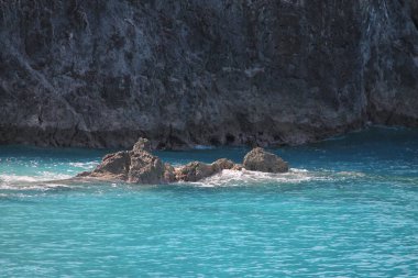 Kamen koji viri iz vode i ta divna boja