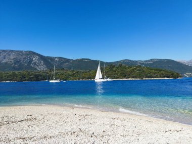 Jedrilice na puini u beskrajnom plavetnilu