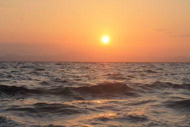 Denizin üzerinde gün batımı