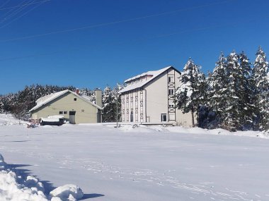 Kar - yoldaki ahşap ev