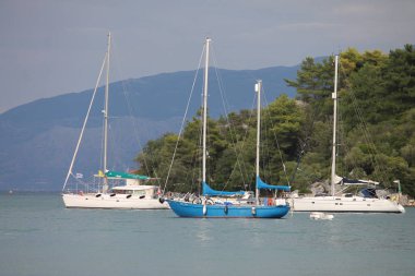 Denizde yelkenli teknesi