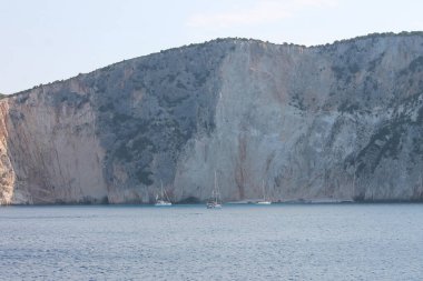Arkasında bir uçurum olan güzel bir deniz manzarası.
