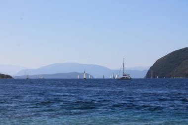 Güzel deniz manzarası ve yat.