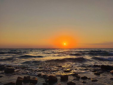 Okyanusun üzerinde gün batımı. güzel doğa.