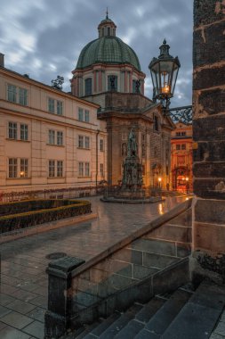 Prag, Çek Cumhuriyeti 'nin başkenti ve en büyük şehridir. Gizemli sokaklar, tarihi bölge, büyülü kısım, turistik bölge. Avrupa 'nın önde gelen turizm merkezlerinden biri.