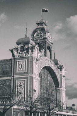 Endüstriyel Saray, Prag Holesovice Exhibition Grounds bölgesinde 1891 yılından kalma çelik bir yapı ile donatılmış bir binadır. Prag, Çek Cumhuriyeti 'nin başkenti ve en büyük şehridir. Gizemli sokaklar, tarihi bölge,