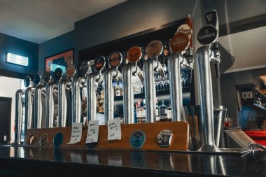 Yeni Zelanda, Pasifik Okyanusu 'nun güneybatısında bir ada ülkesidir. Kuzey Adası ve Güney Adası ile 700 'den fazla küçük ada toplam 268,021 kilometrekarelik bir alanı kaplar.. 