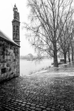 Charles Köprüsü, Çek Cumhuriyeti 'nin Prag kentinde Vltava Nehri' ni geçen tarihi bir köprüdür. Yapımı 1357 yılında Kral IV. Charles nezaretinde başladı ve 15. yüzyılın başında sona erdi. Köprü eski Judith 'in yerini aldı