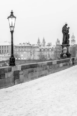 Charles Köprüsü, Çek Cumhuriyeti 'nin Prag kentinde Vltava Nehri' ni geçen tarihi bir köprüdür. Yapımı 1357 yılında Kral IV. Charles nezaretinde başladı ve 15. yüzyılın başında sona erdi. Köprü eski Judith 'in yerini aldı