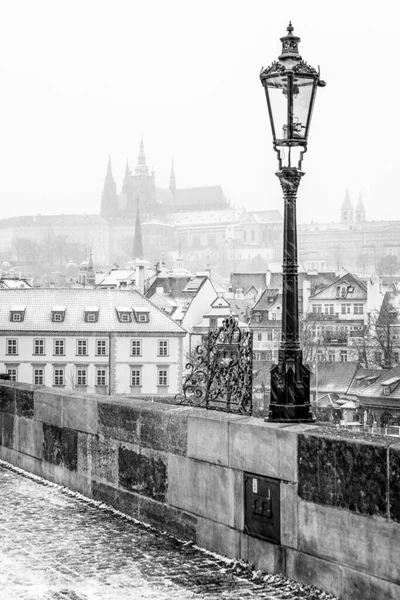 Ponte Carlo Uno Storico Ponte Che Attraversa Fiume Moldava Praga — Foto Stock