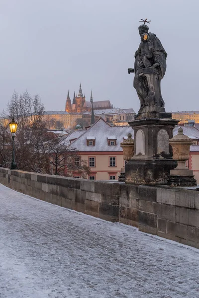 查尔斯桥 Charles Bridge 是一座跨越捷克共和国布拉格Vltava河的历史性桥梁 它始建于1357年 由查理四世国王主持 并于15世纪初完成 这座桥取代了老朱迪丝 — 图库照片