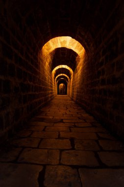 Metro geçidi, daha az zor ya da tamamen geçirmez bir alana alternatif bir rota sağlayan yaya yapısıdır..