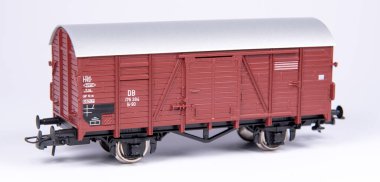 Model demiryolu, gerçek bir demiryolunun ve çevresinin ölçekli bir modelde temsil edilmesidir. Başlangıçta, modeller sadece evde üretildi, fakat çok geçmeden modellerin üretimi birçok şirketin üretim programının bir parçası haline geldi..