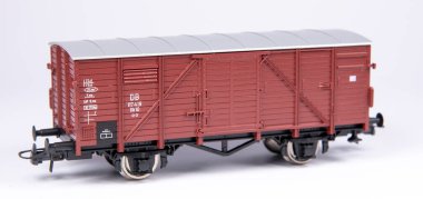 Model demiryolu, gerçek bir demiryolunun ve çevresinin ölçekli bir modelde temsil edilmesidir. Başlangıçta, modeller sadece evde üretildi, fakat çok geçmeden modellerin üretimi birçok şirketin üretim programının bir parçası haline geldi..