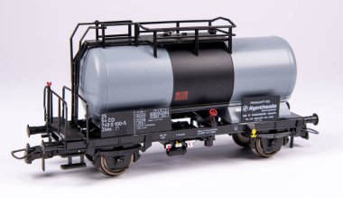 Model demiryolu, gerçek bir demiryolunun ve çevresinin ölçekli bir modelde temsil edilmesidir. Başlangıçta, modeller sadece evde üretildi, fakat çok geçmeden modellerin üretimi birçok şirketin üretim programının bir parçası haline geldi..