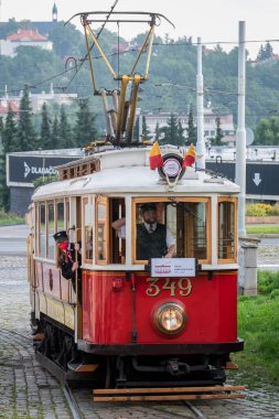 Elektrik tramvaylarının başlamasının 130 'uncu yıldönümü münasebetiyle Prag 2021' de tramvay geçidi