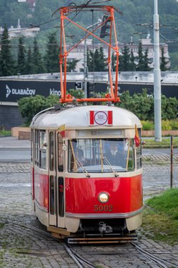 Elektrik tramvaylarının başlamasının 130 'uncu yıldönümü münasebetiyle Prag 2021' de tramvay geçidi