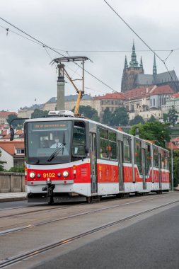 Elektrik tramvaylarının başlamasının 130 'uncu yıldönümü münasebetiyle Prag 2021' de tramvay geçidi