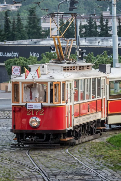 プラハ2021を通るトラムパレード電気トラムの運転開始130周年を記念して — ストック写真