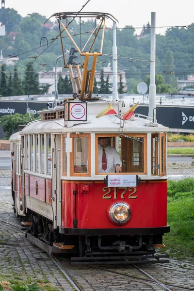 プラハ2021を通るトラムパレード電気トラムの運転開始130周年を記念して — ストック写真